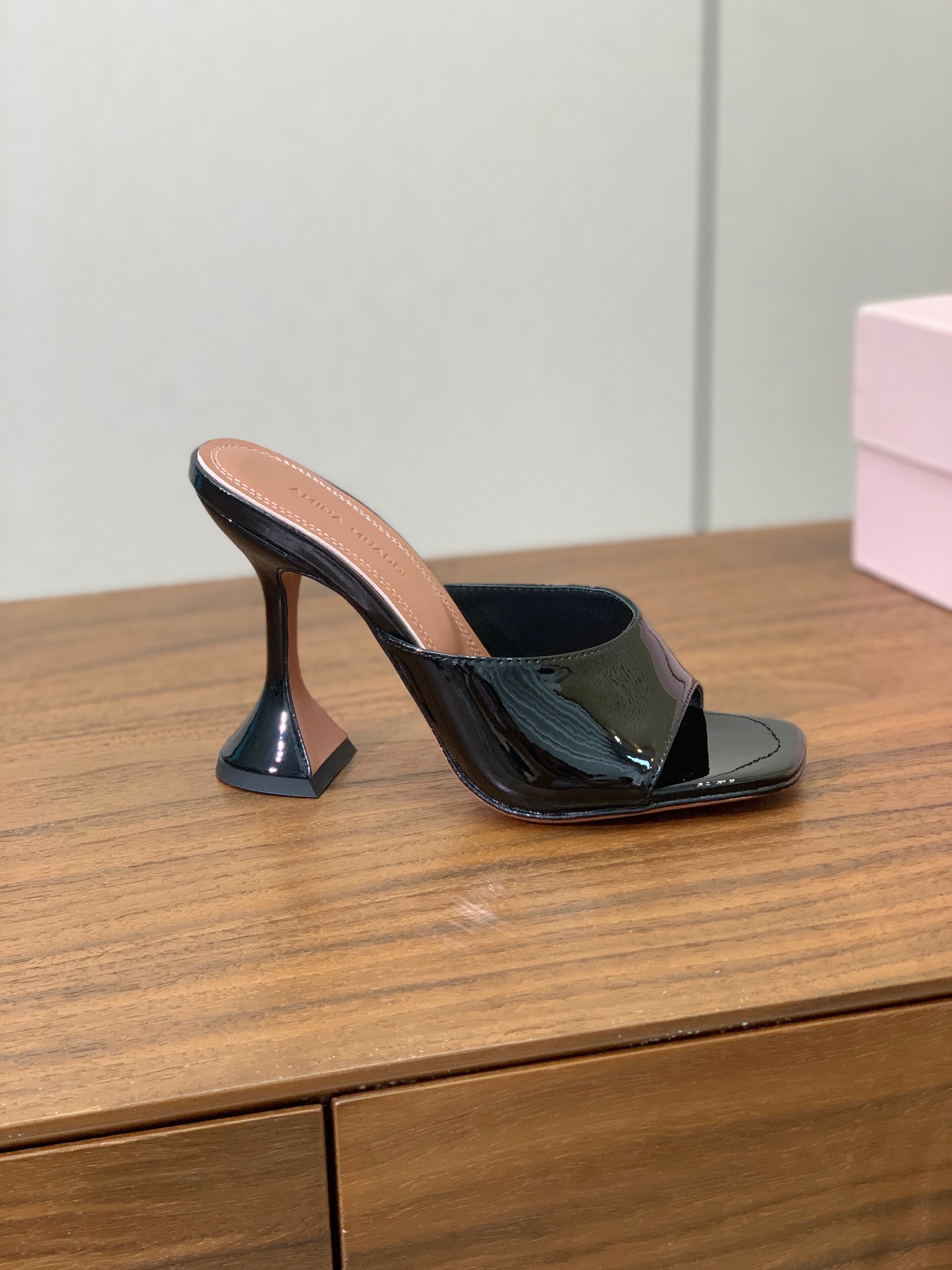 【Amina Muaddi】 方头拖鞋。鞋面漆皮、牛皮。细腻柔美，仿佛穿上了春天的浪漫。羊皮垫脚，注塑真