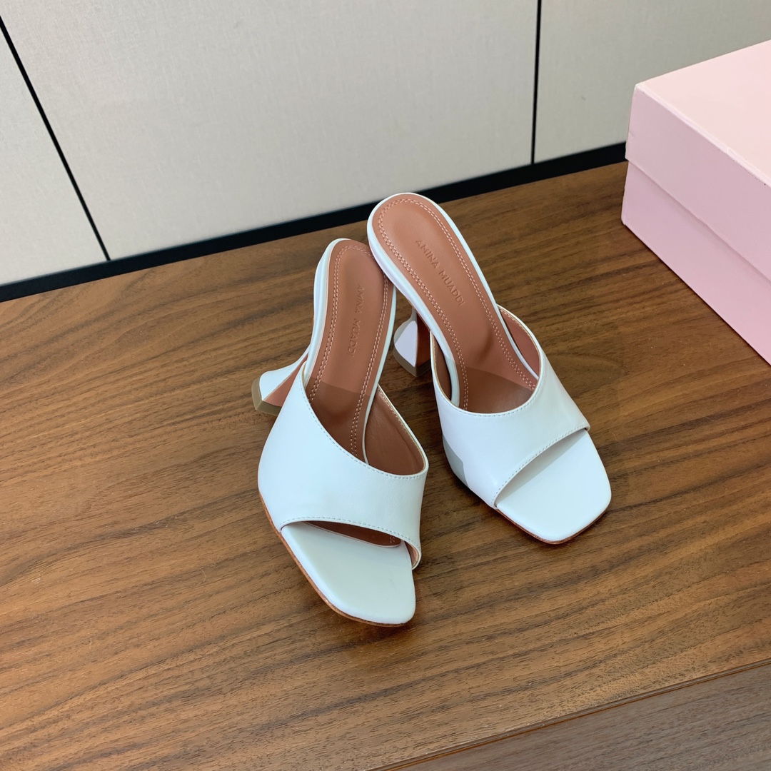 【Amina Muaddi】 方头拖鞋。鞋面漆皮、牛皮。细腻柔美，仿佛穿上了春天的浪漫。羊皮垫脚，注塑真
