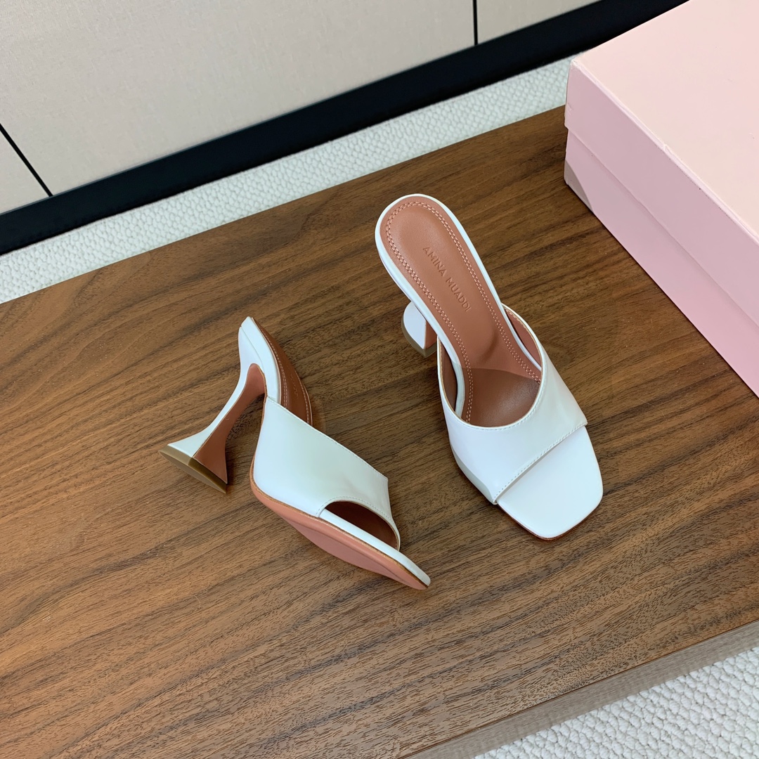 【Amina Muaddi】 方头拖鞋。鞋面漆皮、牛皮。细腻柔美，仿佛穿上了春天的浪漫。羊皮垫脚，注塑真