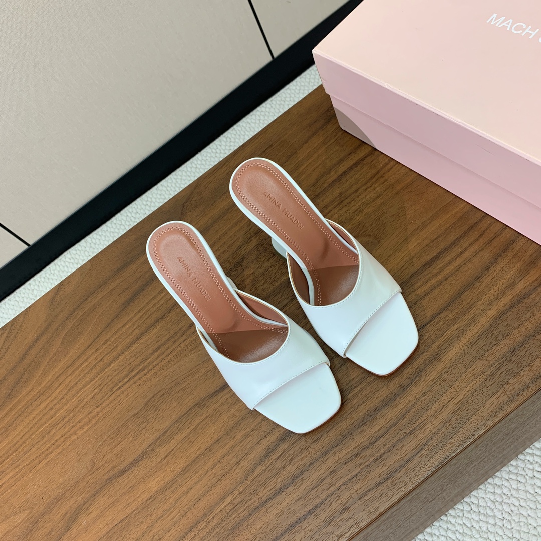 【Amina Muaddi】 方头拖鞋。鞋面漆皮、牛皮。细腻柔美，仿佛穿上了春天的浪漫。羊皮垫脚，注塑真
