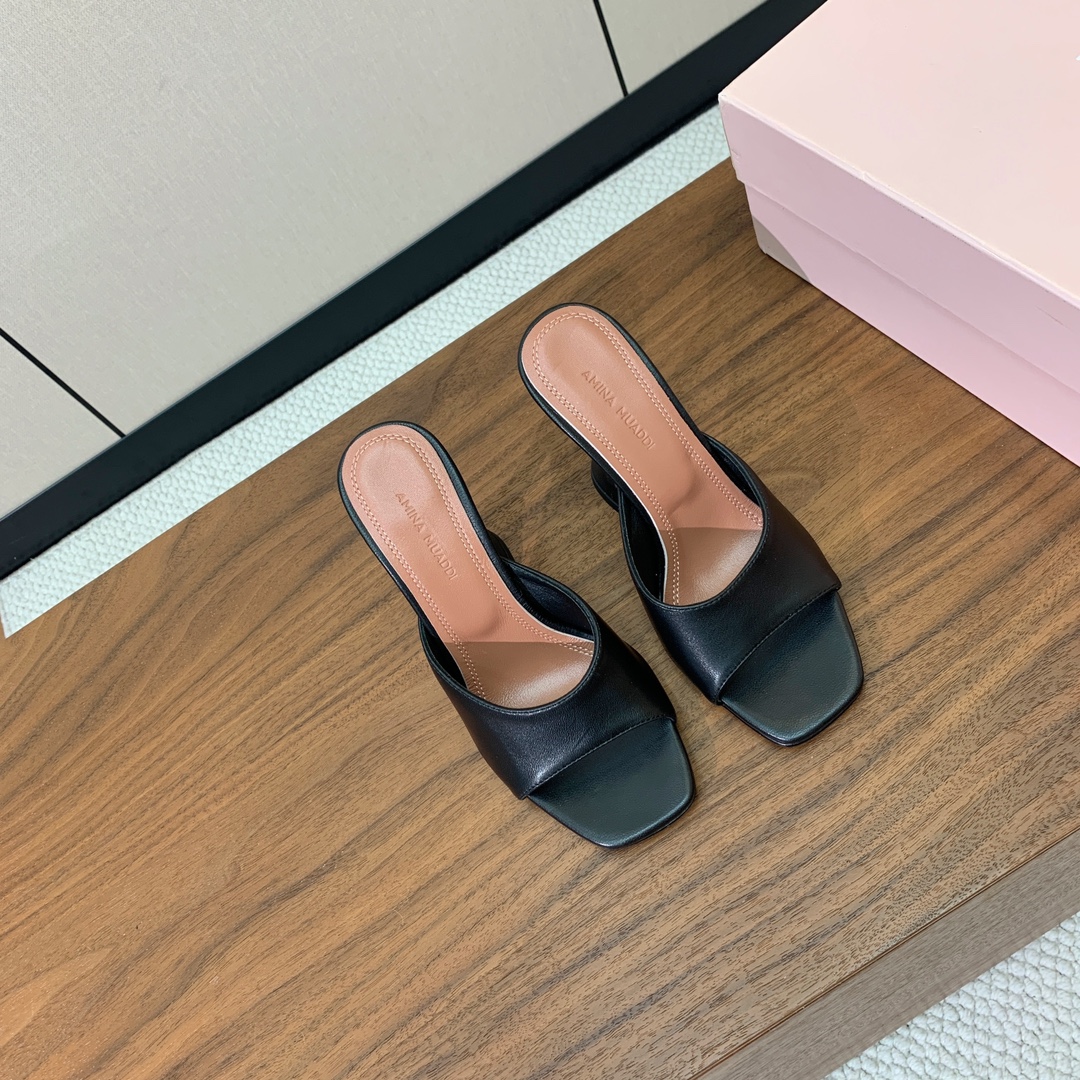 【Amina Muaddi】 方头拖鞋。鞋面漆皮、牛皮。细腻柔美，仿佛穿上了春天的浪漫。羊皮垫脚，注塑真