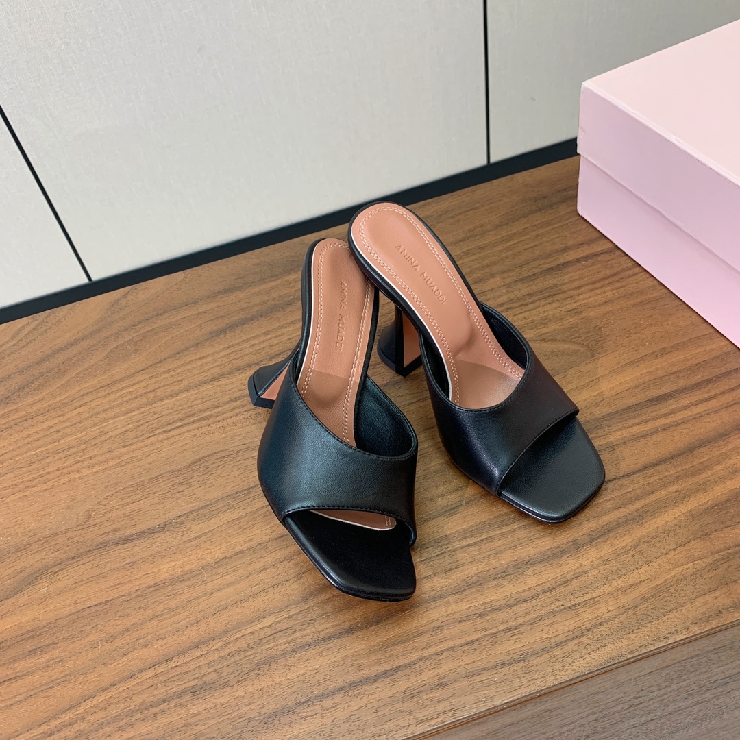 【Amina Muaddi】 方头拖鞋。鞋面漆皮、牛皮。细腻柔美，仿佛穿上了春天的浪漫。羊皮垫脚，注塑真