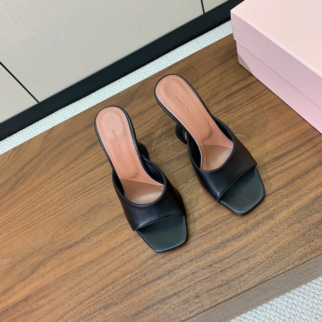 【Amina Muaddi】 方头拖鞋。鞋面漆皮、牛皮。细腻柔美，仿佛穿上了春天的浪漫。羊皮垫脚，注塑真