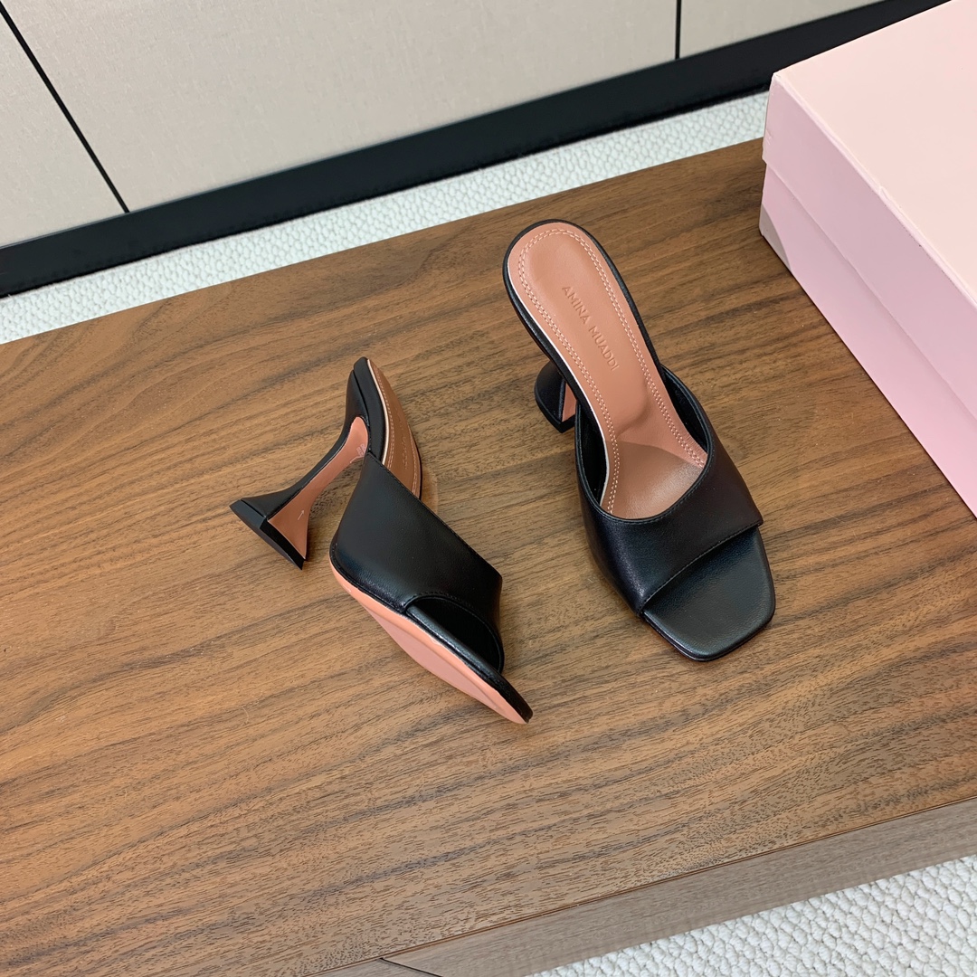 【Amina Muaddi】 方头拖鞋。鞋面漆皮、牛皮。细腻柔美，仿佛穿上了春天的浪漫。羊皮垫脚，注塑真