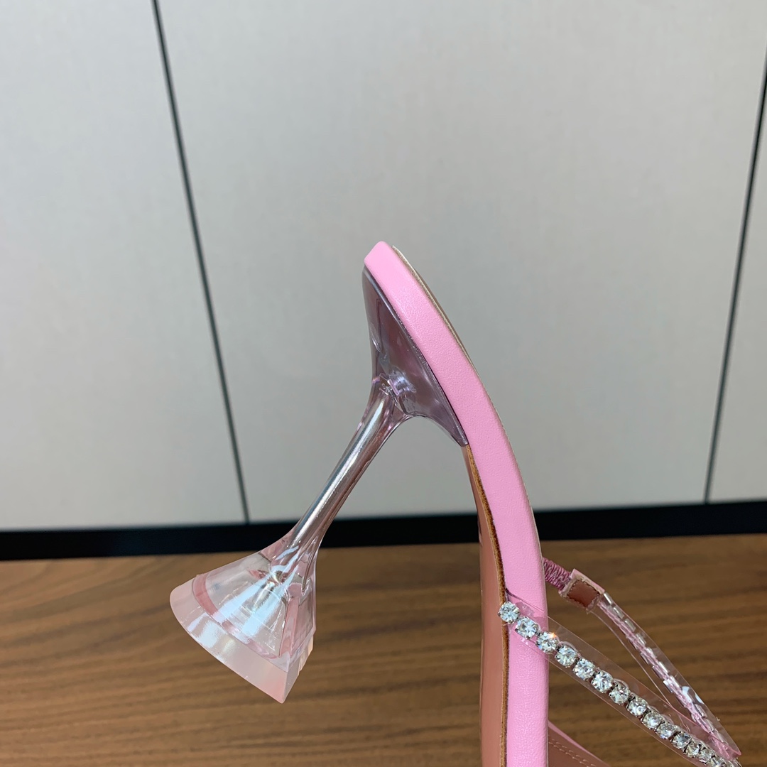 【Amina Muaddi】 钻链拖鞋。优雅风格，创造不一样的感觉。羊皮垫脚，注塑真皮大底。跟高10cm