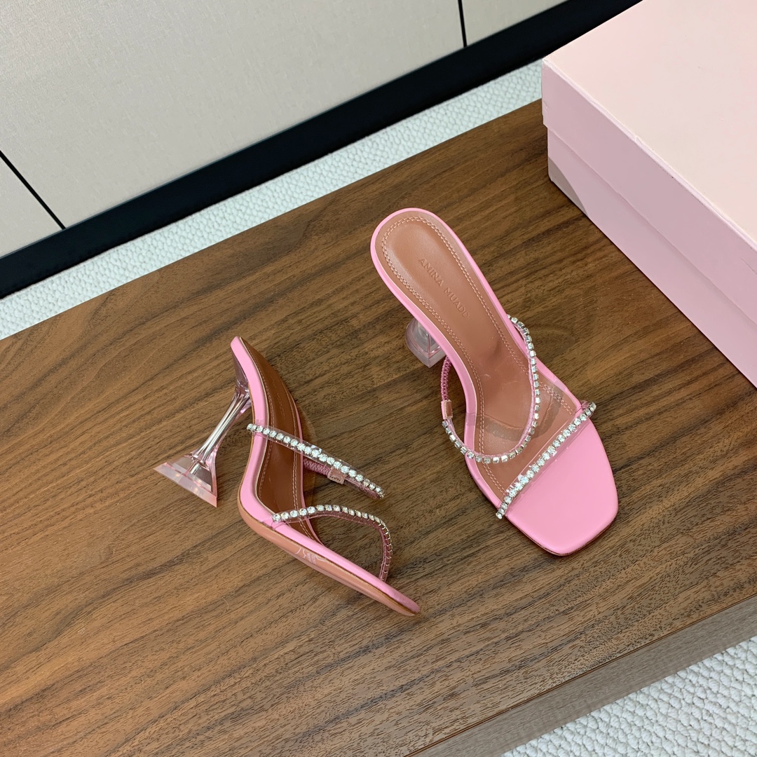 【Amina Muaddi】 钻链拖鞋。优雅风格，创造不一样的感觉。羊皮垫脚，注塑真皮大底。跟高10cm