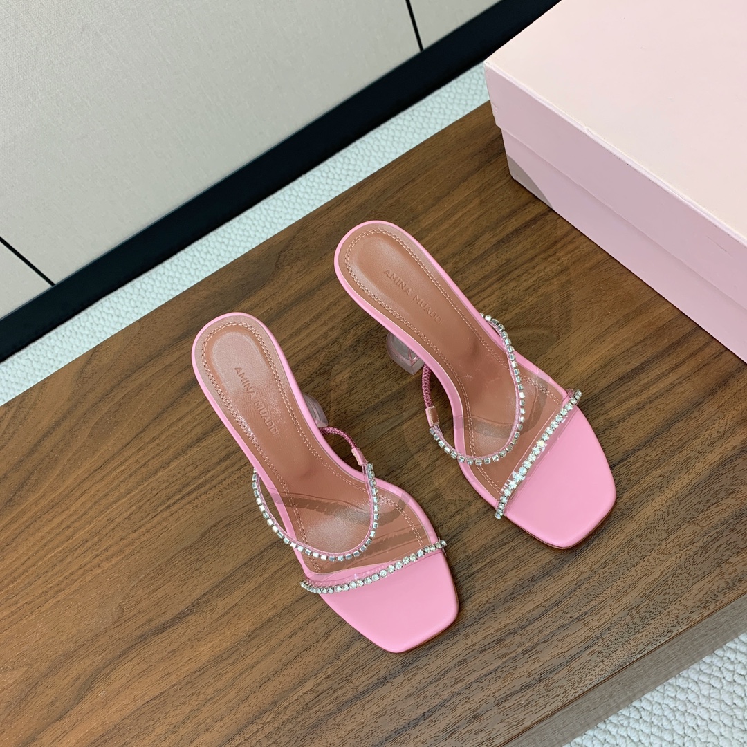 【Amina Muaddi】 钻链拖鞋。优雅风格，创造不一样的感觉。羊皮垫脚，注塑真皮大底。跟高10cm