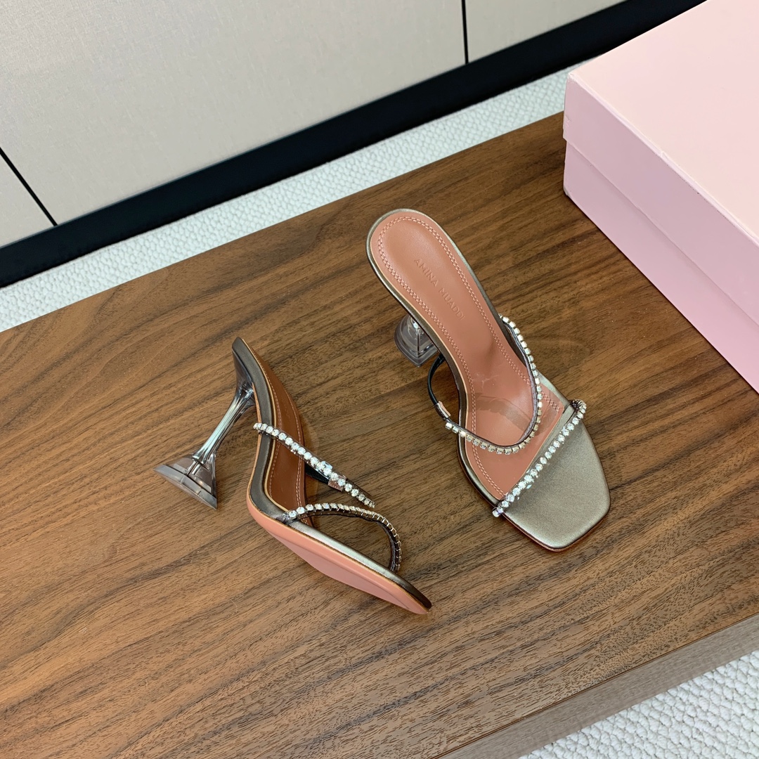 【Amina Muaddi】 钻链拖鞋。优雅风格，创造不一样的感觉。羊皮垫脚，注塑真皮大底。跟高10cm