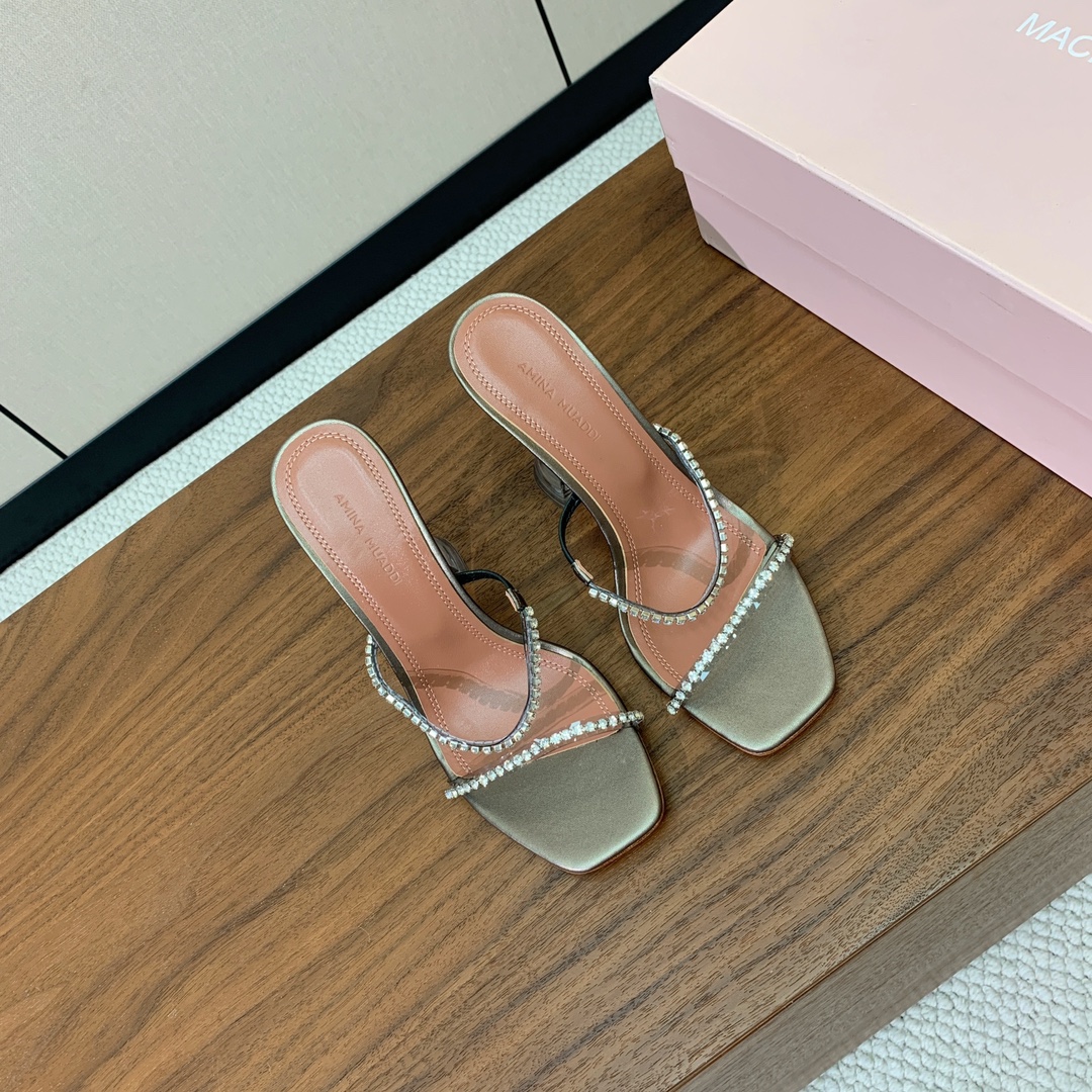 【Amina Muaddi】 钻链拖鞋。优雅风格，创造不一样的感觉。羊皮垫脚，注塑真皮大底。跟高10cm