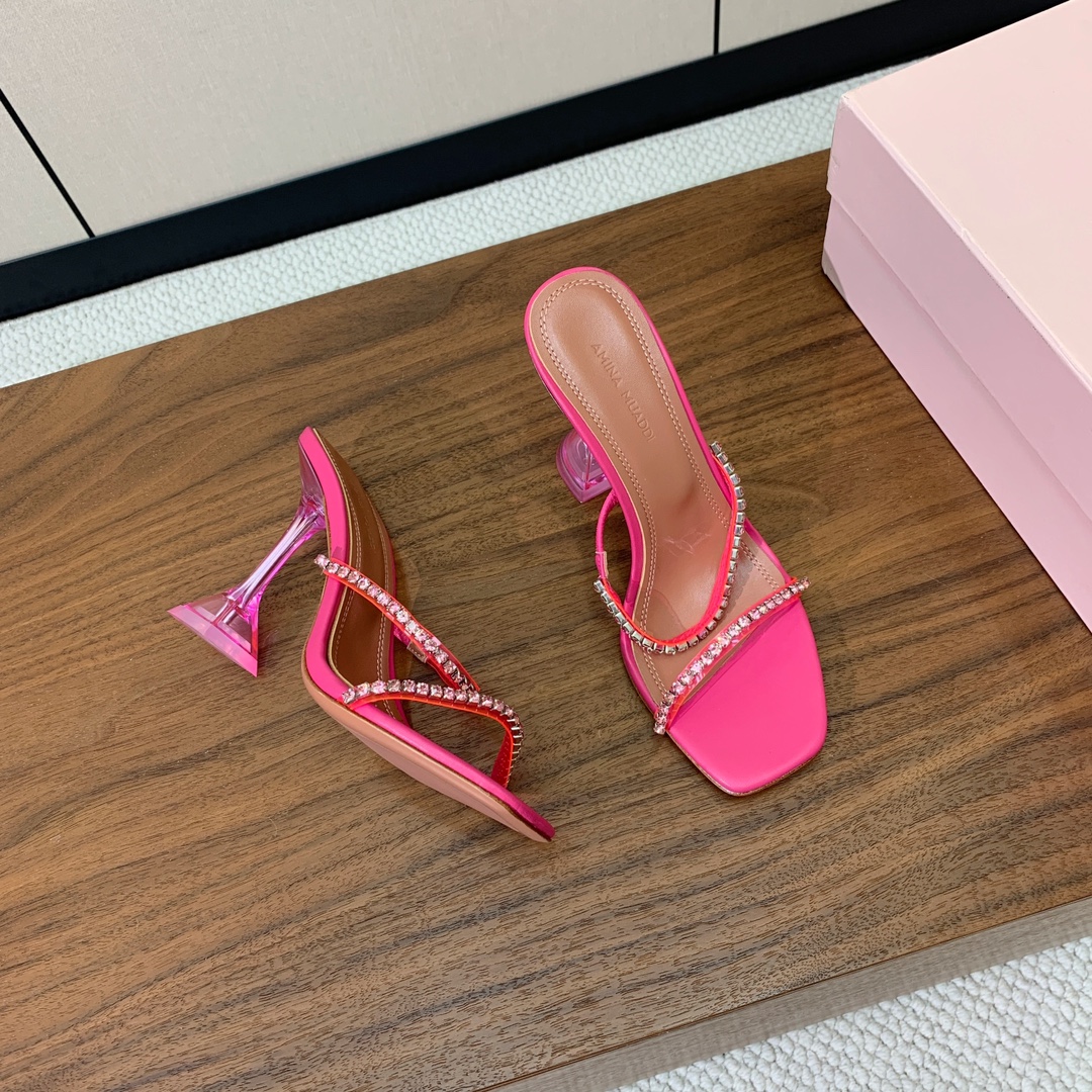 【Amina Muaddi】 钻链拖鞋。优雅风格，创造不一样的感觉。羊皮垫脚，注塑真皮大底。跟高10cm