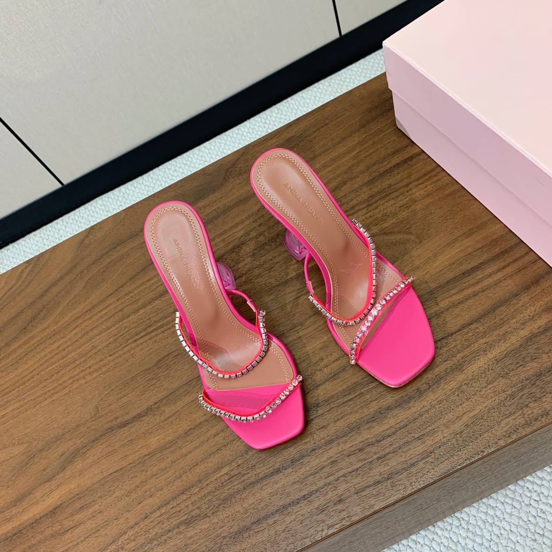 【Amina Muaddi】 钻链拖鞋。优雅风格，创造不一样的感觉。羊皮垫脚，注塑真皮大底。跟高10cm
