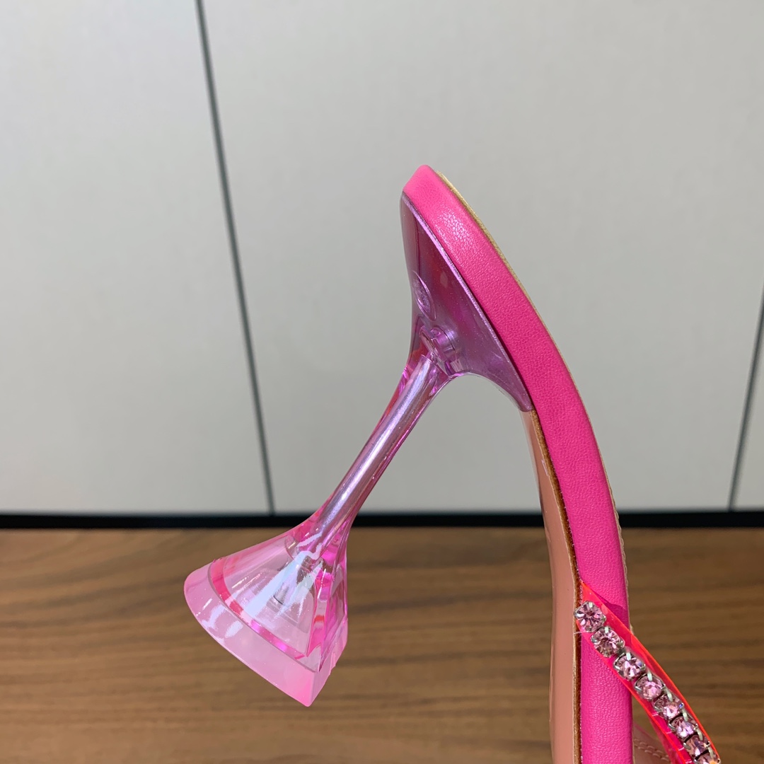 【Amina Muaddi】 钻链拖鞋。优雅风格，创造不一样的感觉。羊皮垫脚，注塑真皮大底。跟高10cm