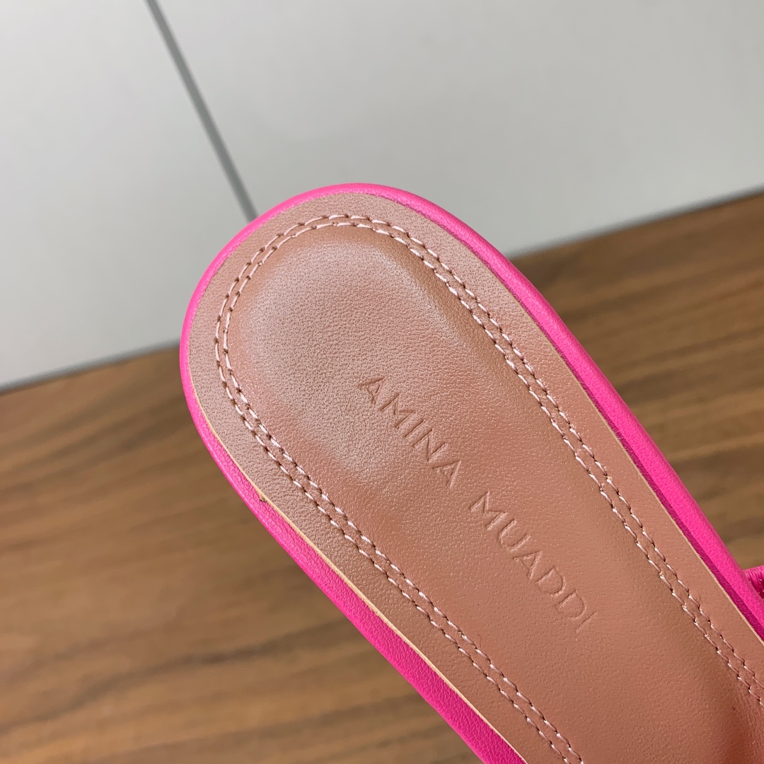 【Amina Muaddi】 钻链拖鞋。优雅风格，创造不一样的感觉。羊皮垫脚，注塑真皮大底。跟高10cm