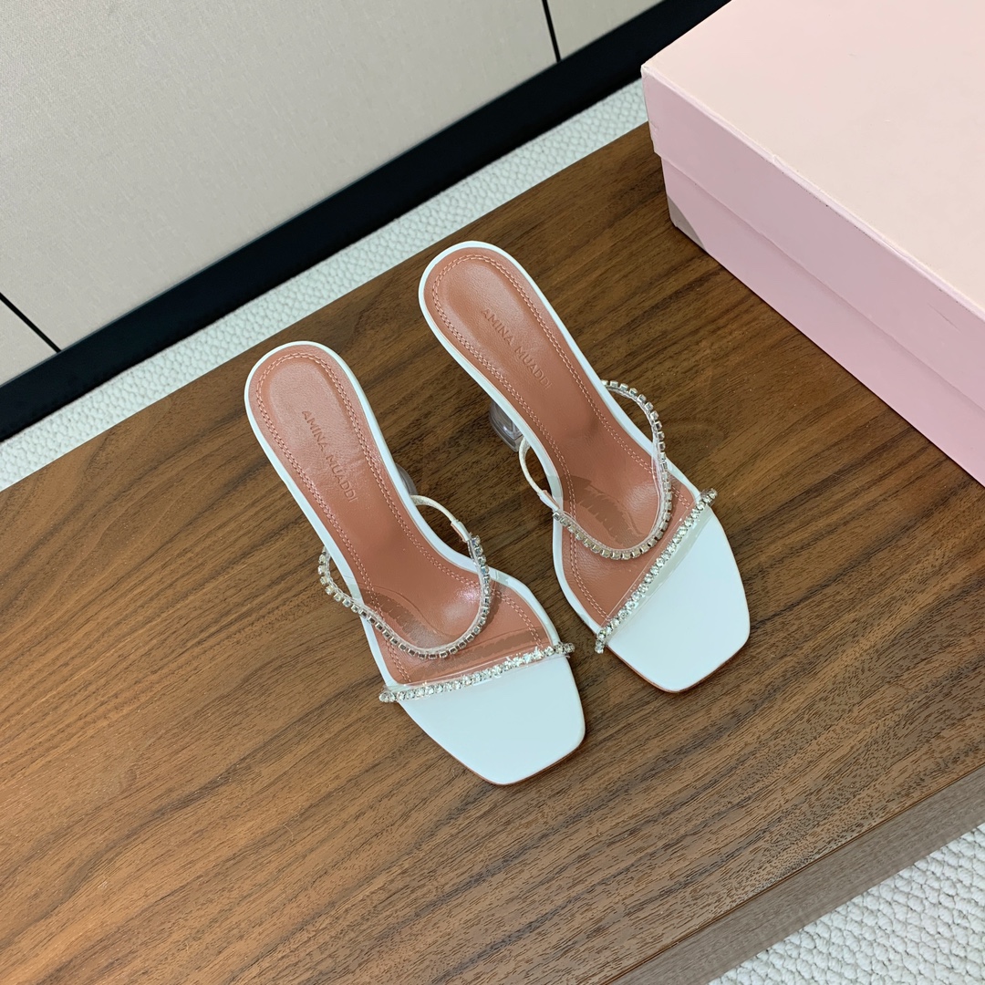 【Amina Muaddi】 钻链拖鞋。优雅风格，创造不一样的感觉。羊皮垫脚，注塑真皮大底。跟高10cm