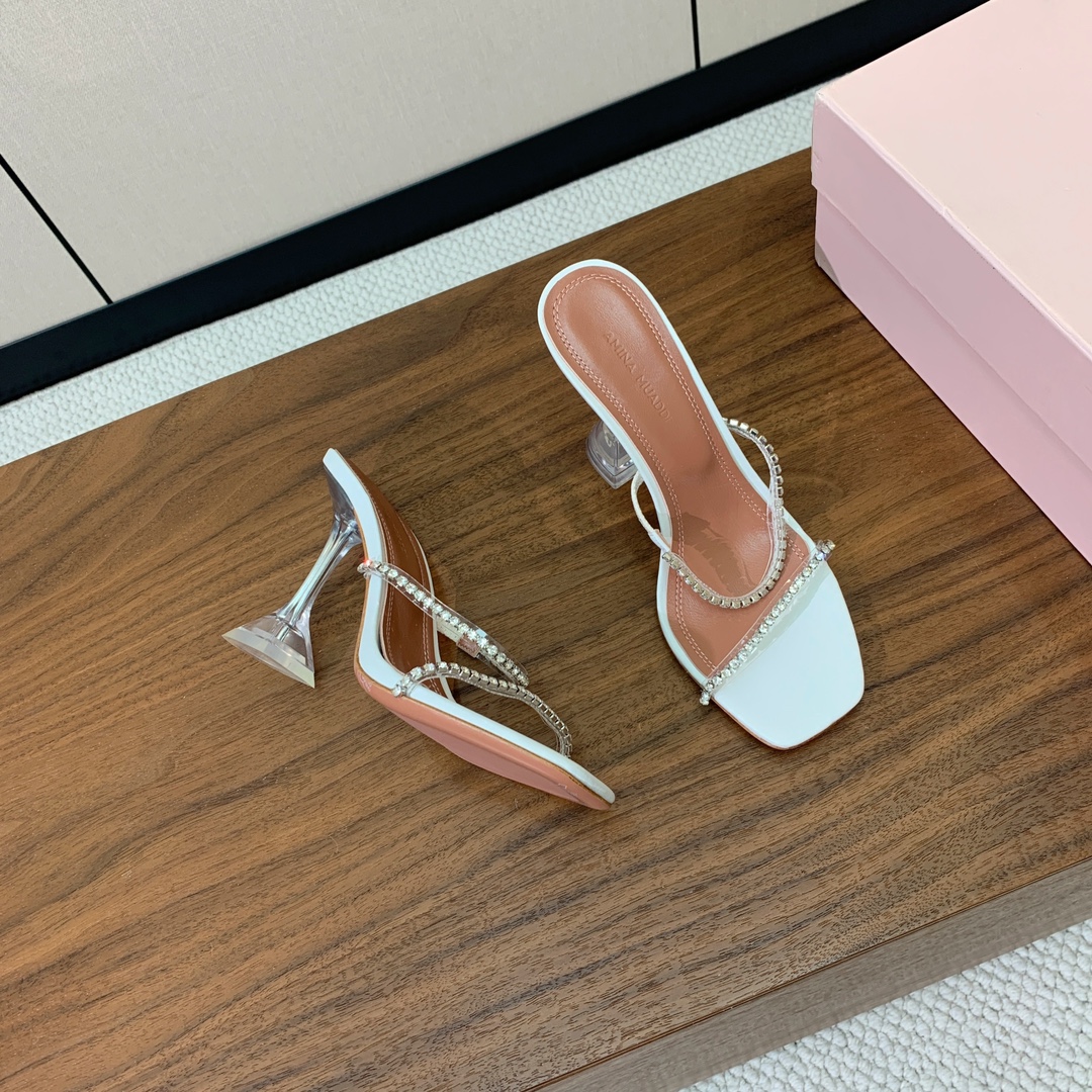 【Amina Muaddi】 钻链拖鞋。优雅风格，创造不一样的感觉。羊皮垫脚，注塑真皮大底。跟高10cm