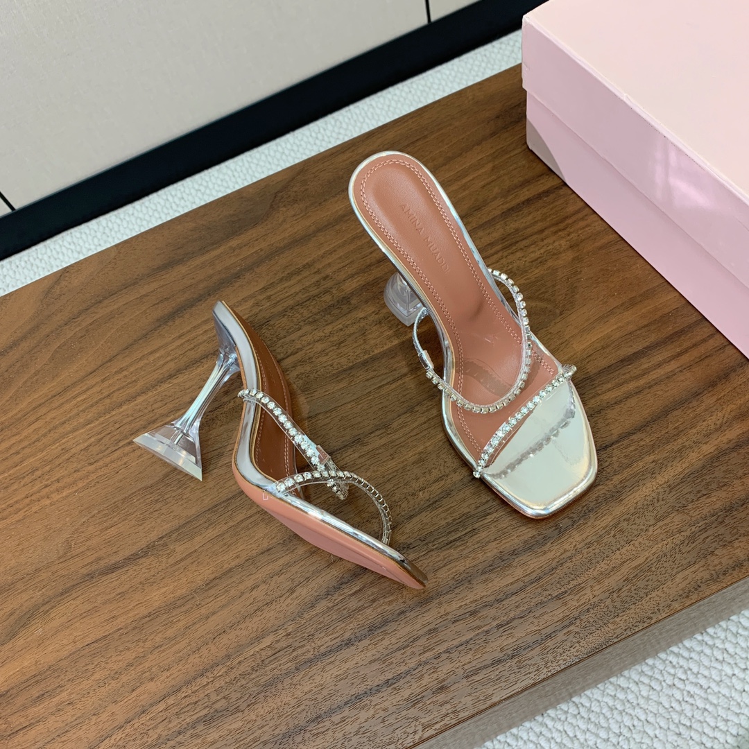 【Amina Muaddi】 钻链拖鞋。优雅风格，创造不一样的感觉。羊皮垫脚，注塑真皮大底。跟高10cm