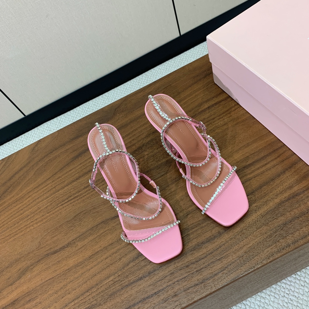 【Amina Muaddi】 钻链凉鞋。优雅风格，创造不一样的感觉。羊皮垫脚，注塑真皮大底。跟高10cm