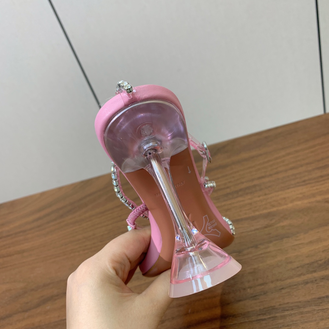 【Amina Muaddi】 钻链凉鞋。优雅风格，创造不一样的感觉。羊皮垫脚，注塑真皮大底。跟高10cm