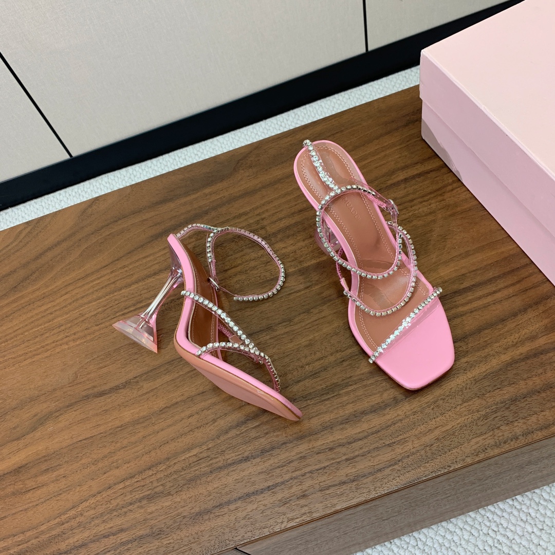 【Amina Muaddi】 钻链凉鞋。优雅风格，创造不一样的感觉。羊皮垫脚，注塑真皮大底。跟高10cm