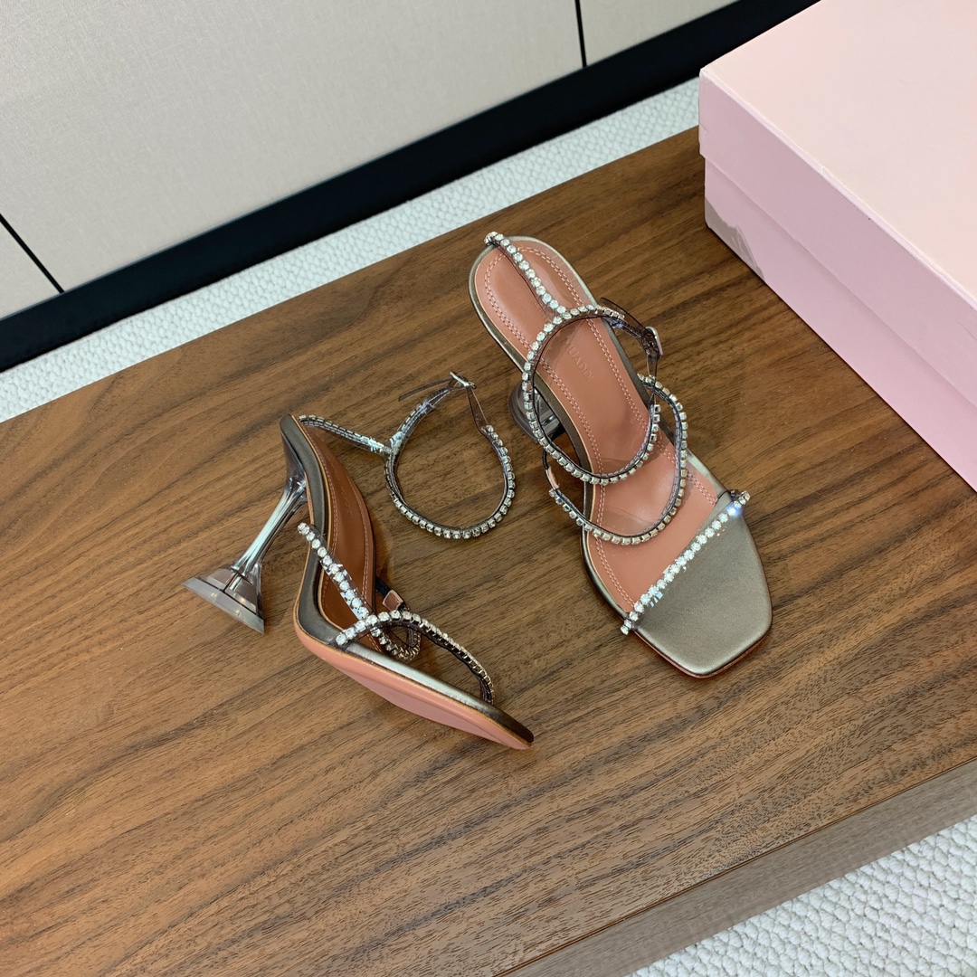 【Amina Muaddi】 钻链凉鞋。优雅风格，创造不一样的感觉。羊皮垫脚，注塑真皮大底。跟高10cm