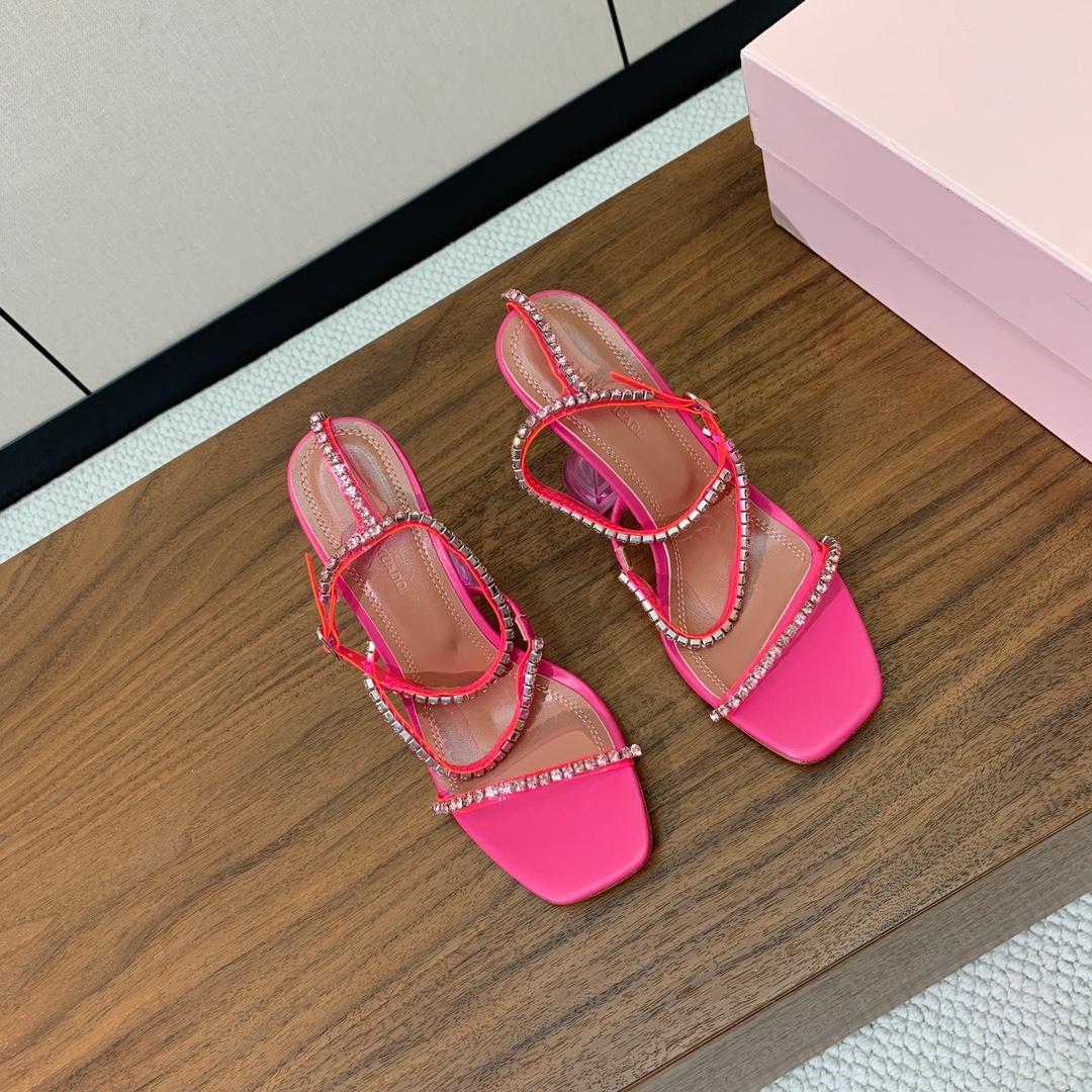 【Amina Muaddi】 钻链凉鞋。优雅风格，创造不一样的感觉。羊皮垫脚，注塑真皮大底。跟高10cm