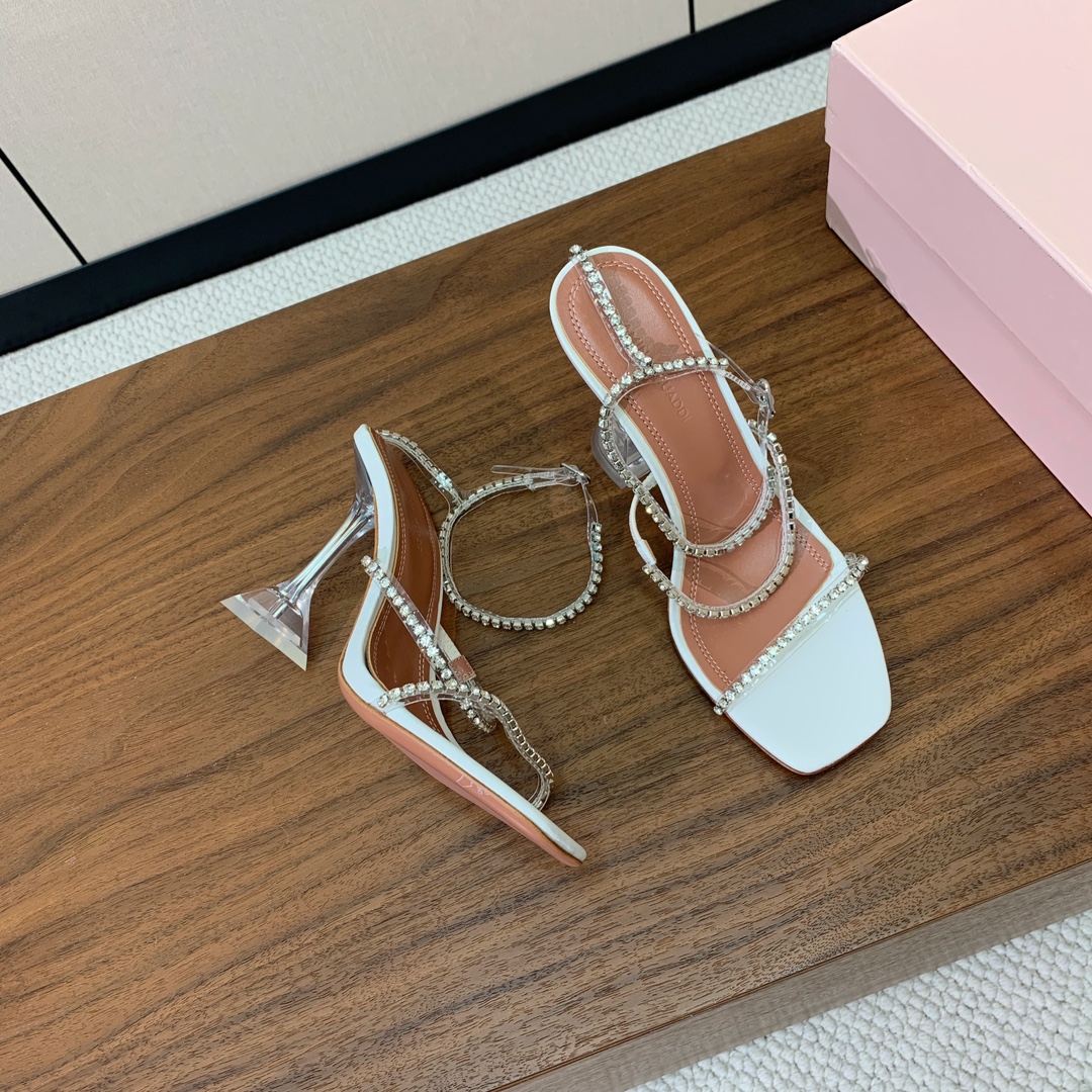 【Amina Muaddi】 钻链凉鞋。优雅风格，创造不一样的感觉。羊皮垫脚，注塑真皮大底。跟高10cm