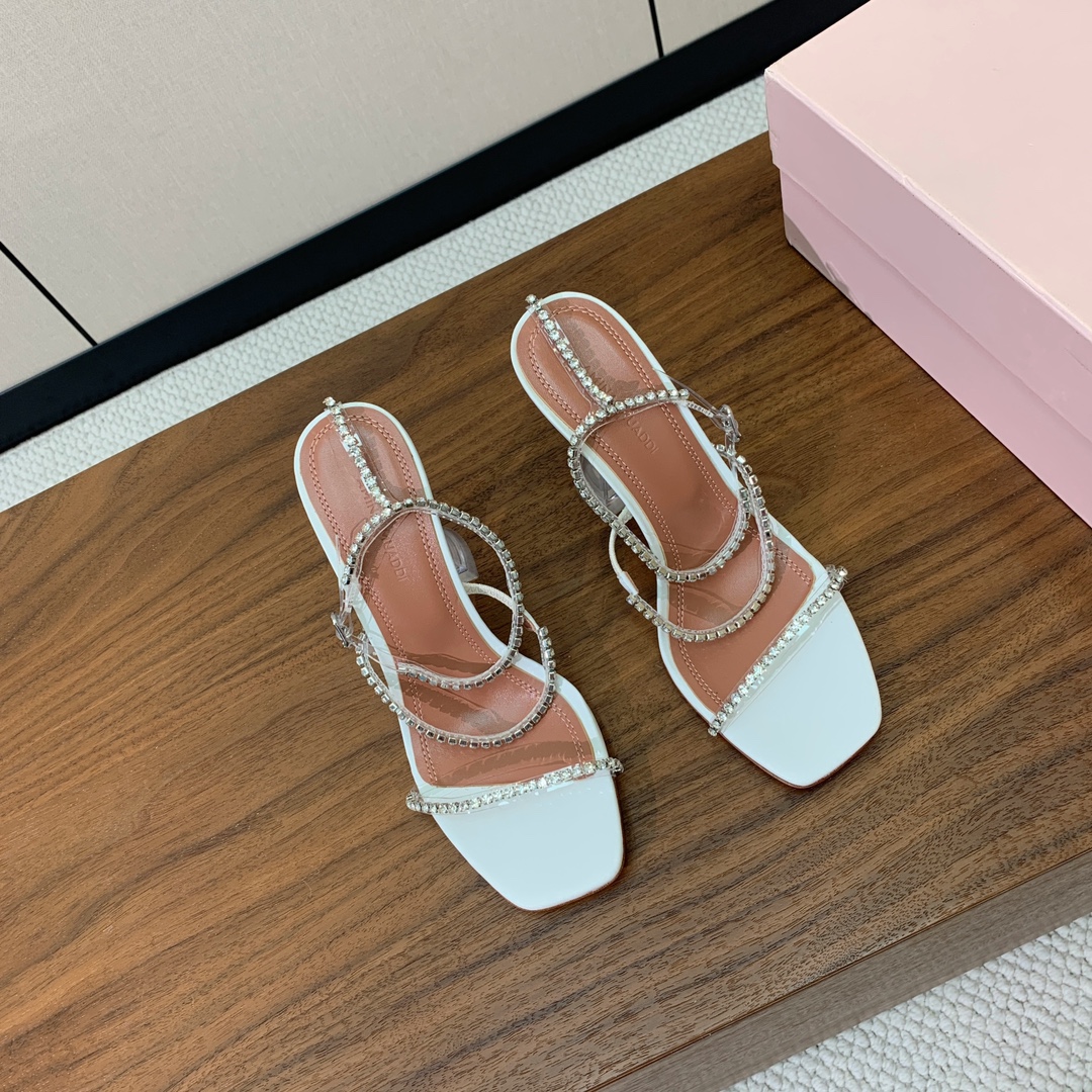 【Amina Muaddi】 钻链凉鞋。优雅风格，创造不一样的感觉。羊皮垫脚，注塑真皮大底。跟高10cm