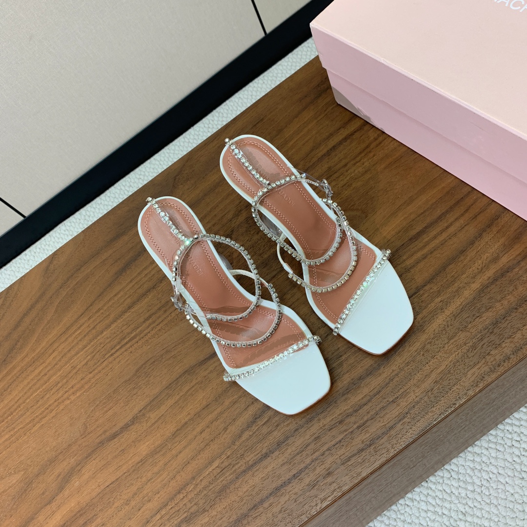 【Amina Muaddi】 钻链凉鞋。优雅风格，创造不一样的感觉。羊皮垫脚，注塑真皮大底。跟高10cm