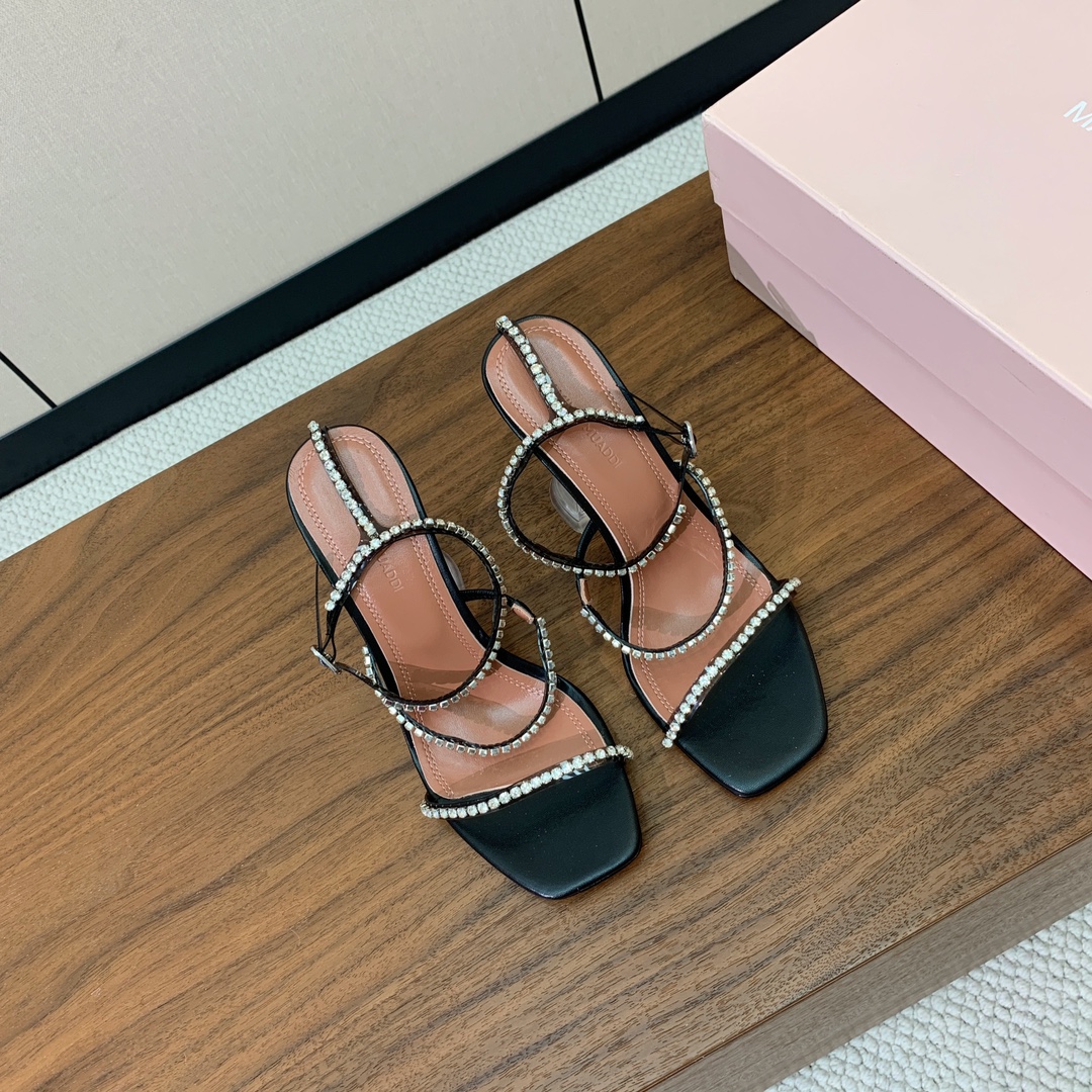 【Amina Muaddi】 钻链凉鞋。优雅风格，创造不一样的感觉。羊皮垫脚，注塑真皮大底。跟高10cm