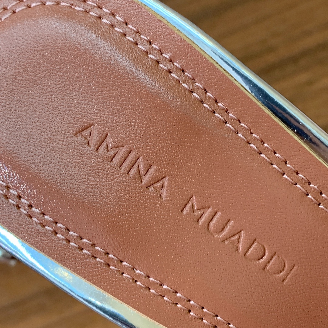 【Amina Muaddi】 钻链凉鞋。优雅风格，创造不一样的感觉。羊皮垫脚，注塑真皮大底。跟高10cm