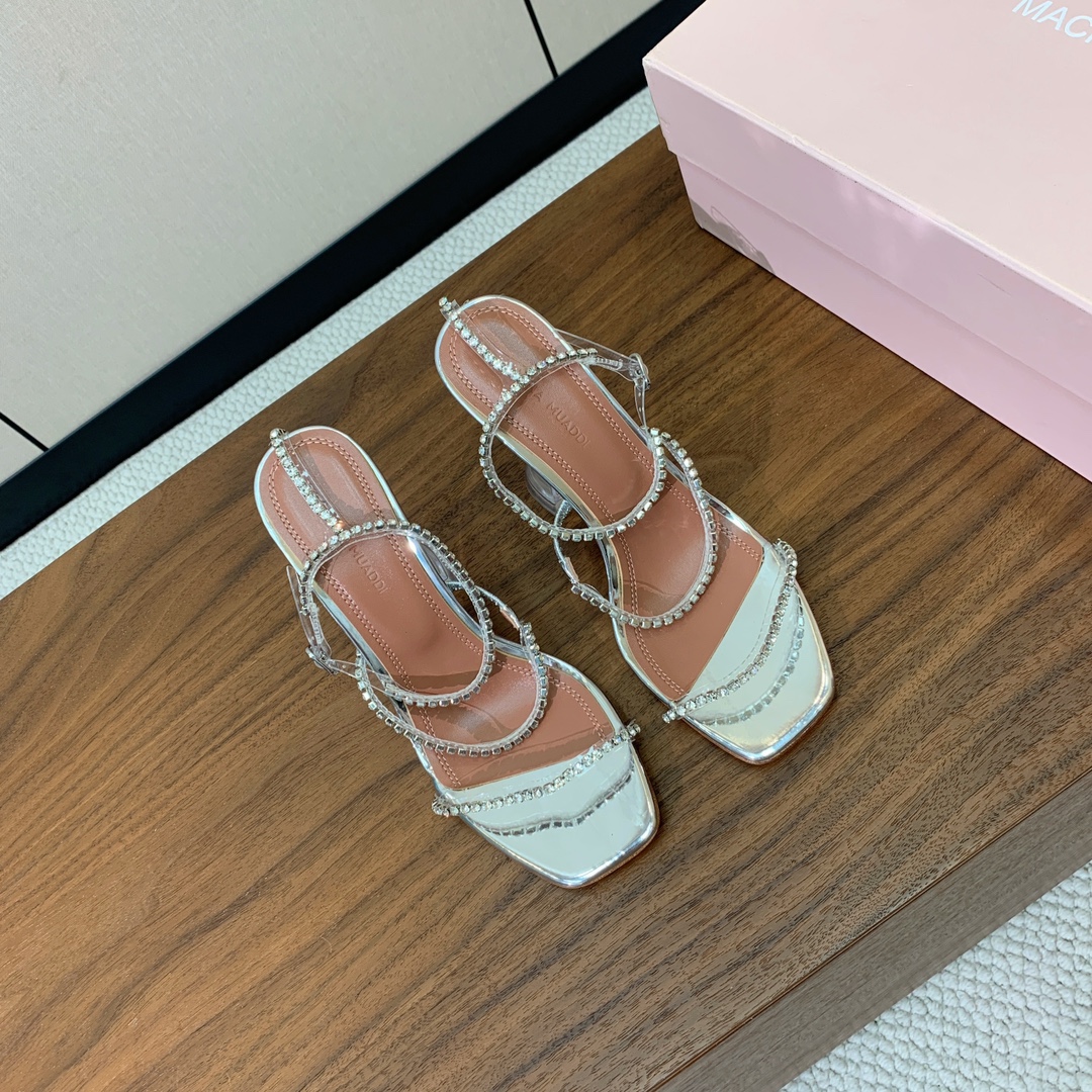【Amina Muaddi】 钻链凉鞋。优雅风格，创造不一样的感觉。羊皮垫脚，注塑真皮大底。跟高10cm