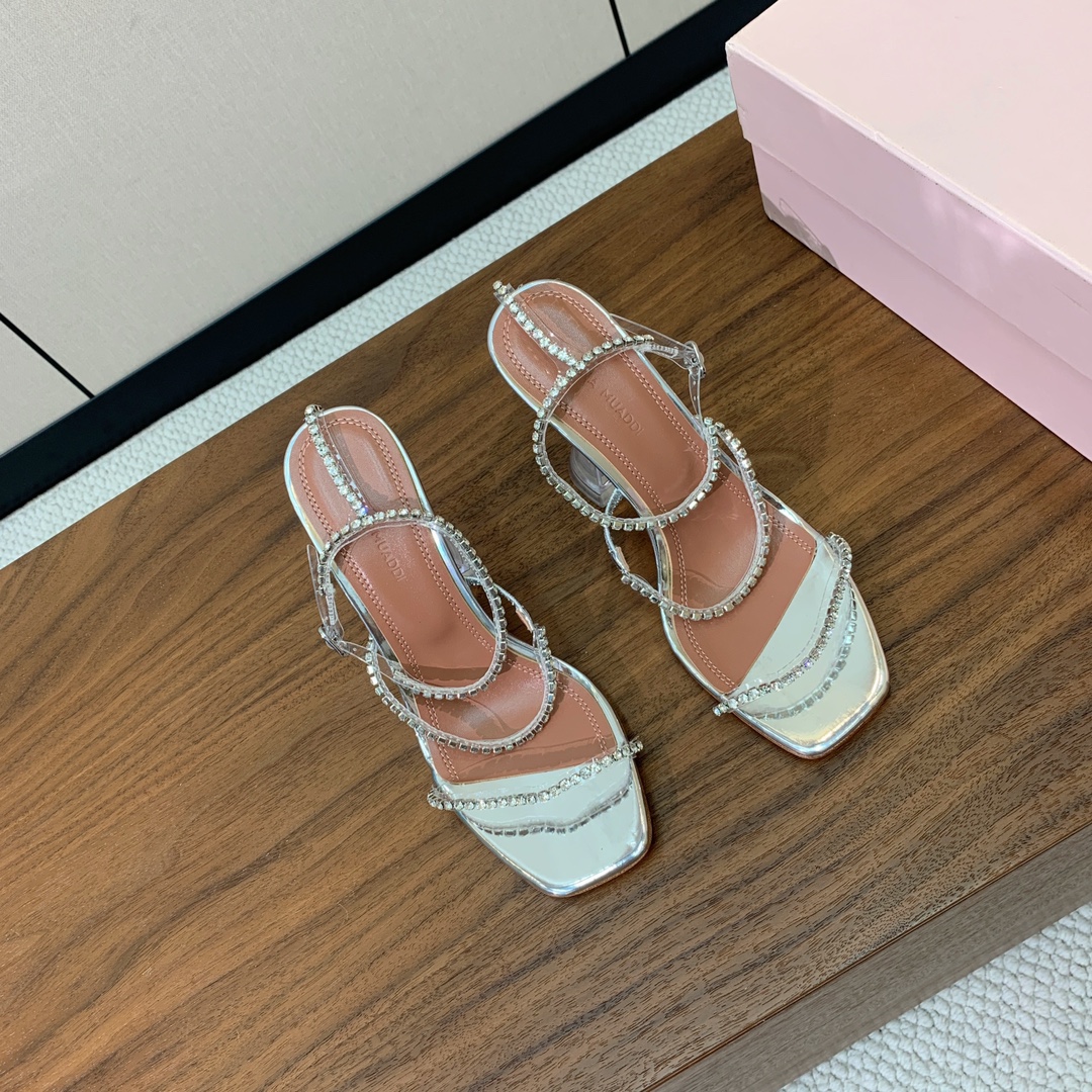 【Amina Muaddi】 钻链凉鞋。优雅风格，创造不一样的感觉。羊皮垫脚，注塑真皮大底。跟高10cm