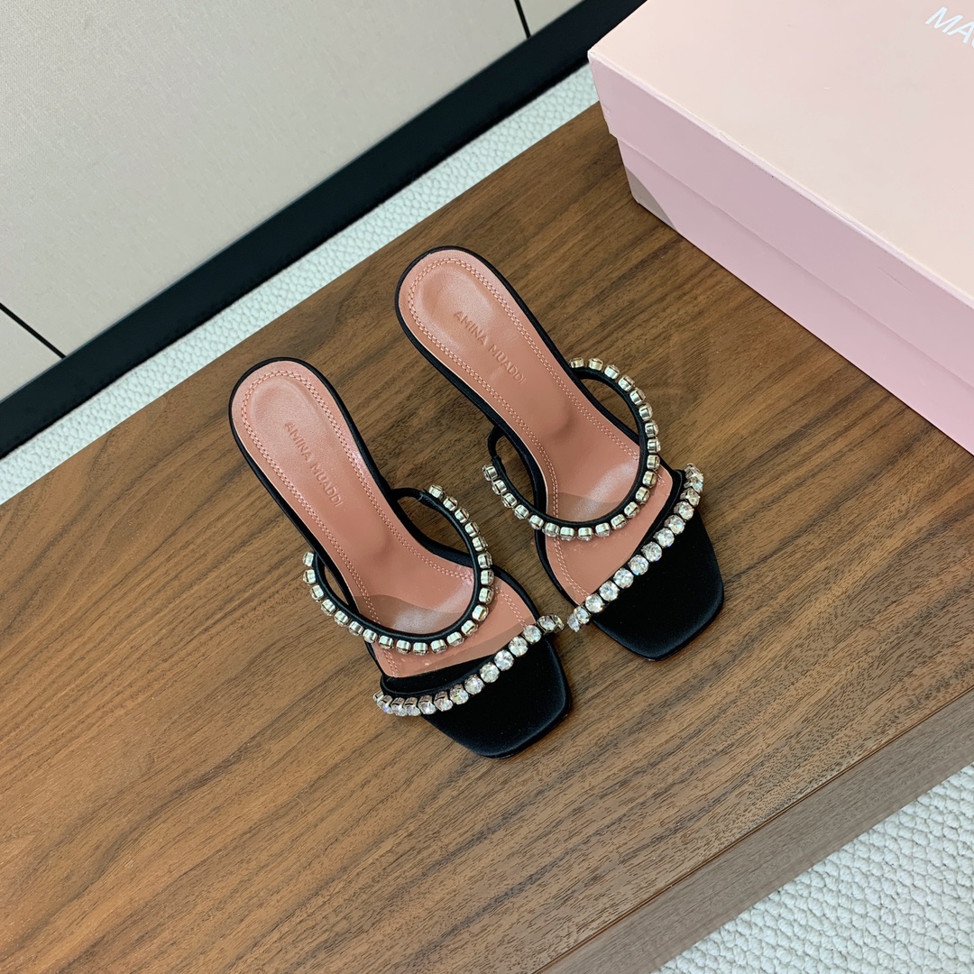 【Amina Muaddi】 钻链拖鞋。优雅风格，创造不一样的感觉。羊皮垫脚，注塑真皮大底。跟高10cm
