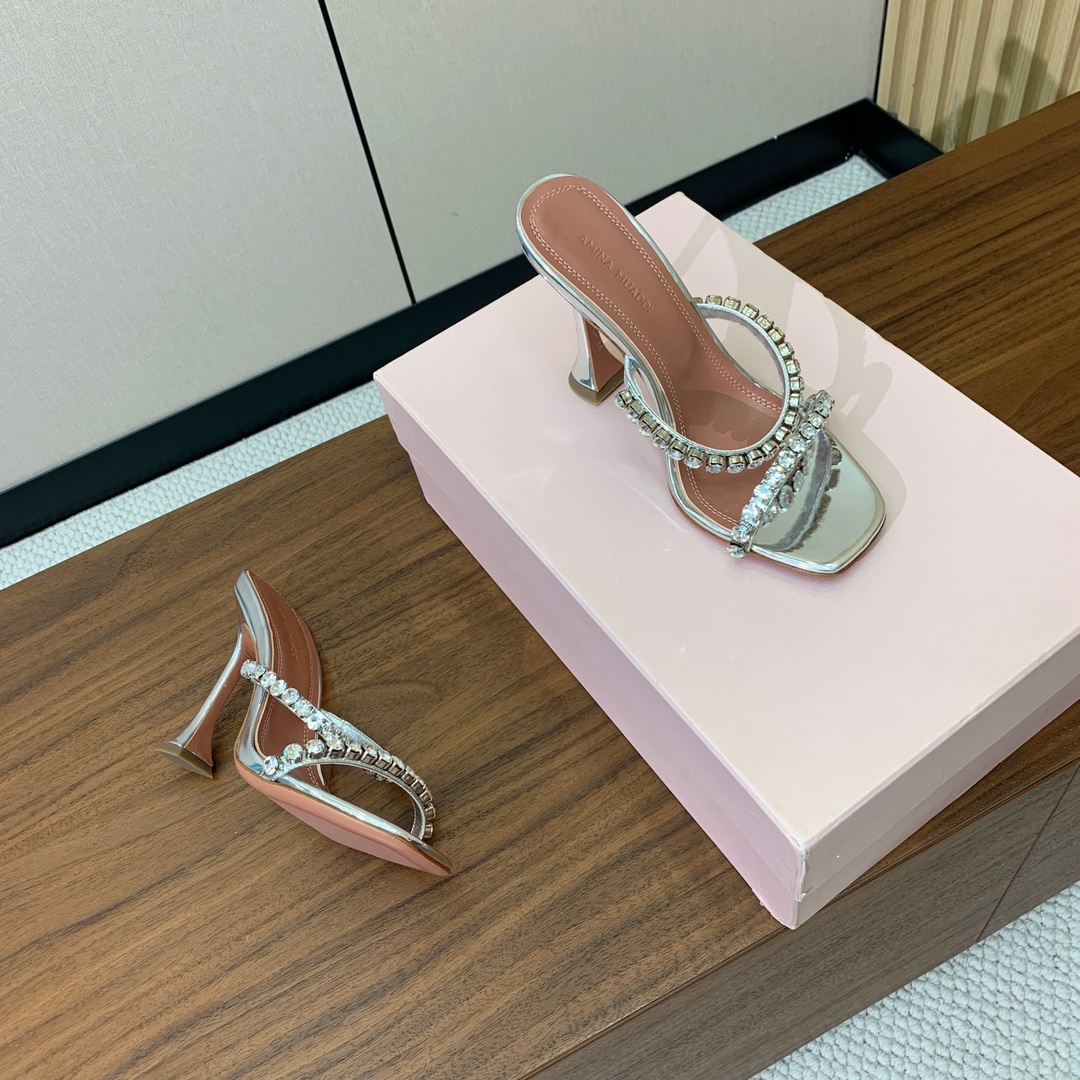 【Amina Muaddi】 钻链拖鞋。优雅风格，创造不一样的感觉。羊皮垫脚，注塑真皮大底。跟高10cm