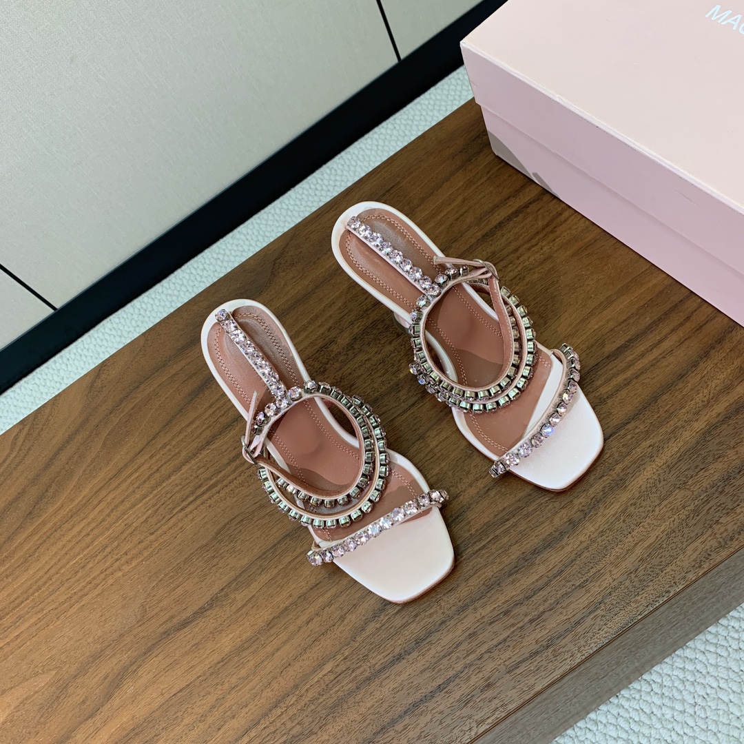【Amina Muaddi】 钻链凉鞋。优雅风格，创造不一样的感觉。羊皮垫脚，注塑真皮大底。跟高10cm