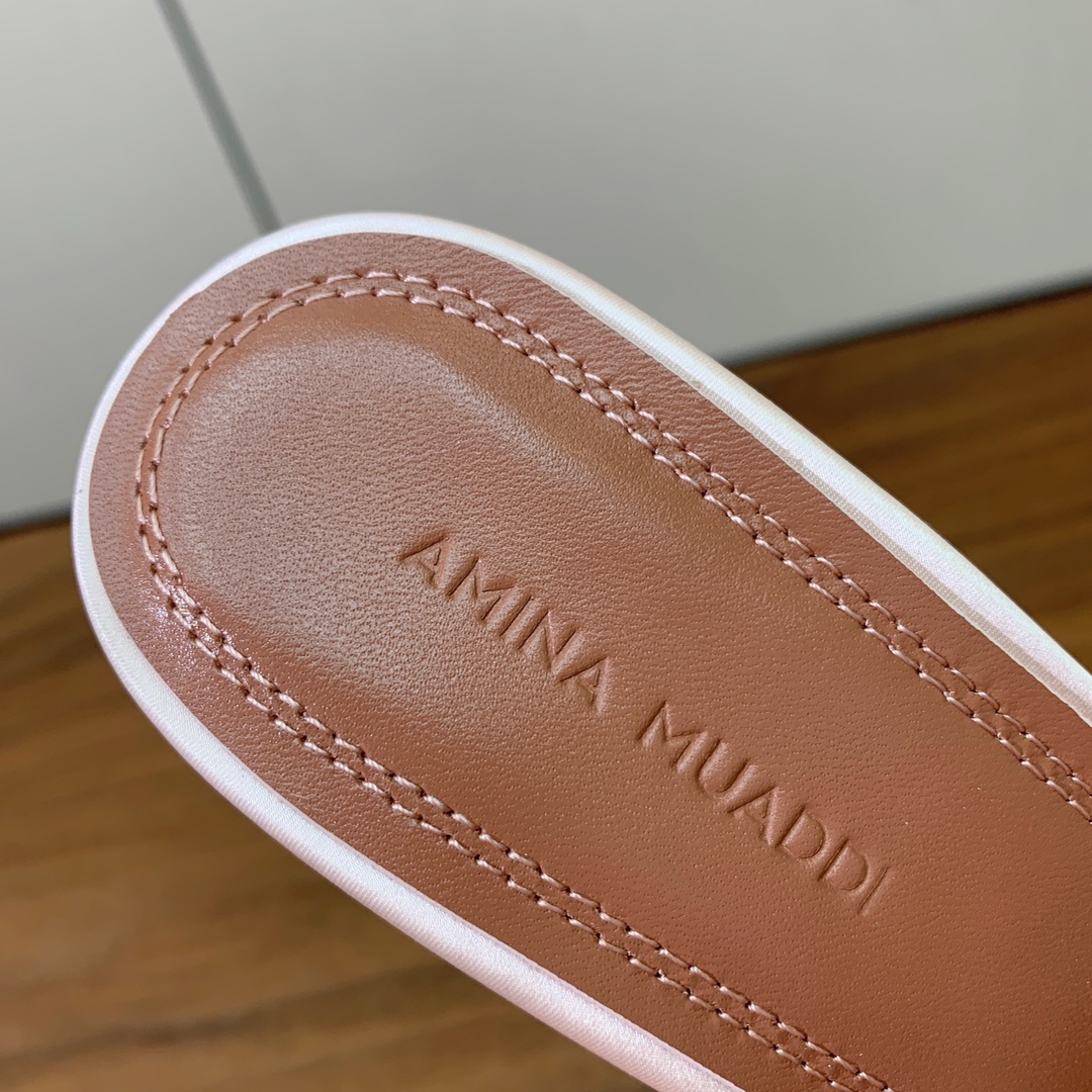 【Amina Muaddi】蝴蝶结钻扣拖鞋。优雅风格，创造不一样的感觉。仿佛穿上了春天的浪漫。鞋面真丝，