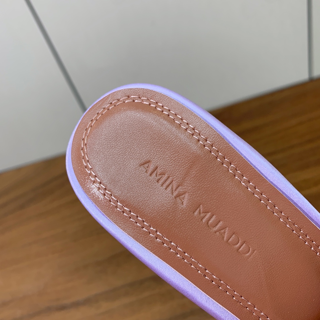 【Amina Muaddi】蝴蝶结钻扣拖鞋。优雅风格，创造不一样的感觉。仿佛穿上了春天的浪漫。鞋面真丝，