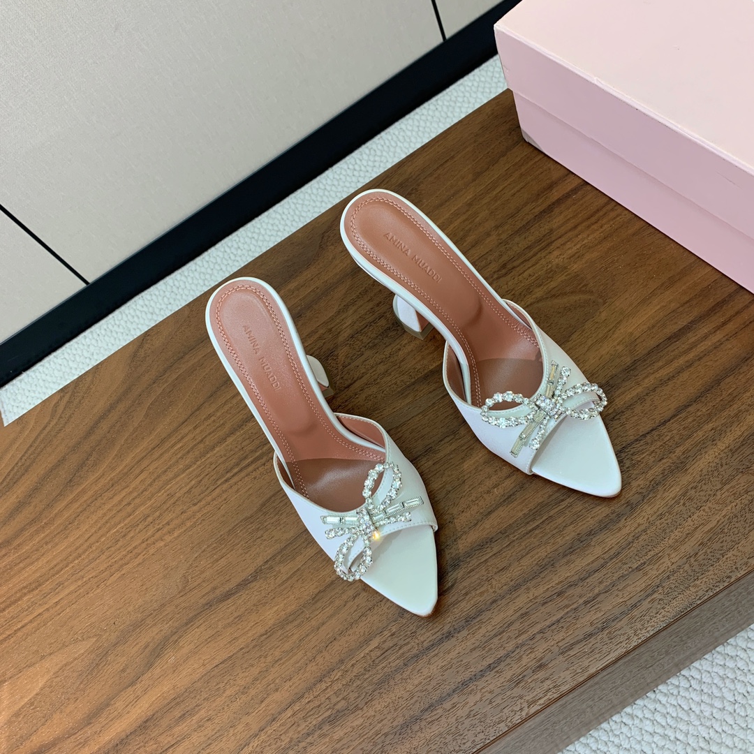 【Amina Muaddi】蝴蝶结钻扣拖鞋。优雅风格，创造不一样的感觉。仿佛穿上了春天的浪漫。鞋面真丝，