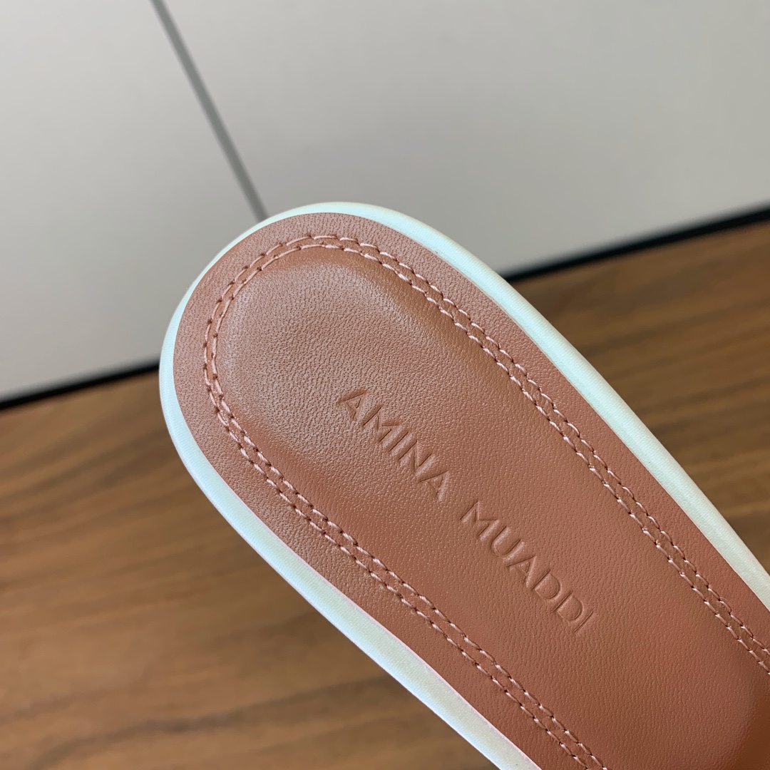 【Amina Muaddi】蝴蝶结钻扣拖鞋。优雅风格，创造不一样的感觉。仿佛穿上了春天的浪漫。鞋面真丝，