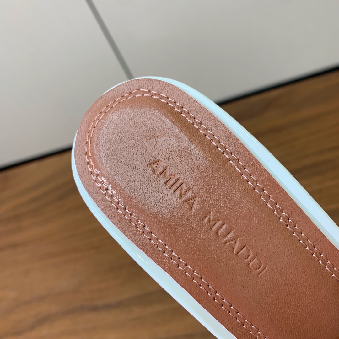 【Amina Muaddi】蝴蝶结钻扣拖鞋。优雅风格，创造不一样的感觉。仿佛穿上了春天的浪漫。鞋面真丝，
