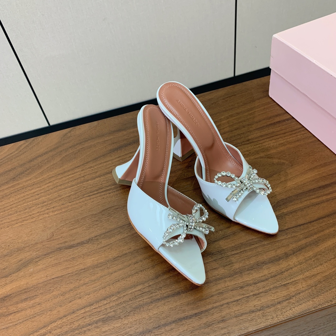 【Amina Muaddi】蝴蝶结钻扣拖鞋。优雅风格，创造不一样的感觉。仿佛穿上了春天的浪漫。鞋面真丝，