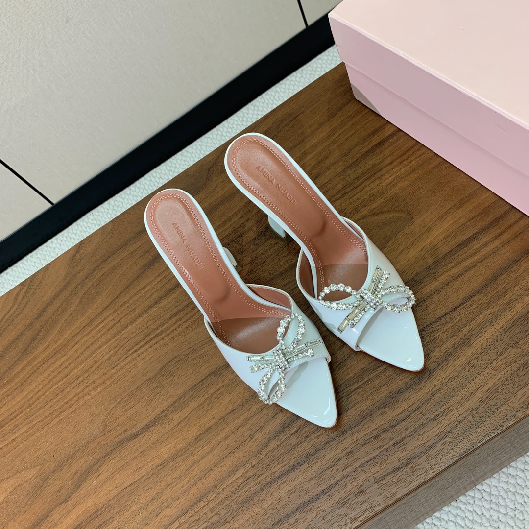 【Amina Muaddi】蝴蝶结钻扣拖鞋。优雅风格，创造不一样的感觉。仿佛穿上了春天的浪漫。鞋面真丝，