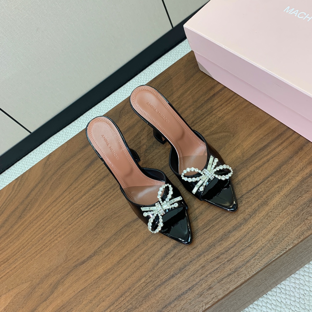 【Amina Muaddi】蝴蝶结钻扣拖鞋。优雅风格，创造不一样的感觉。仿佛穿上了春天的浪漫。鞋面真丝，