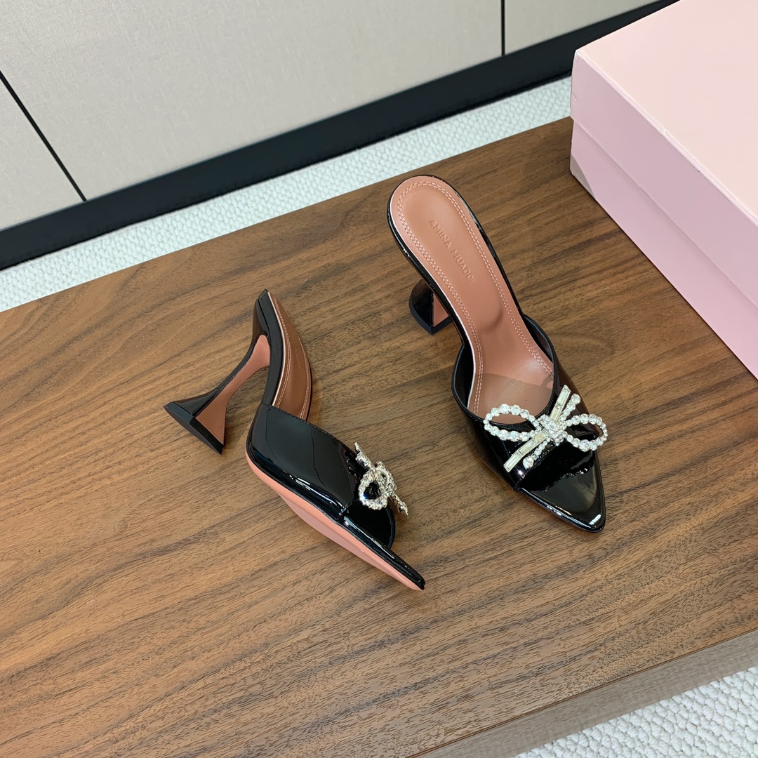 【Amina Muaddi】蝴蝶结钻扣拖鞋。优雅风格，创造不一样的感觉。仿佛穿上了春天的浪漫。鞋面真丝，