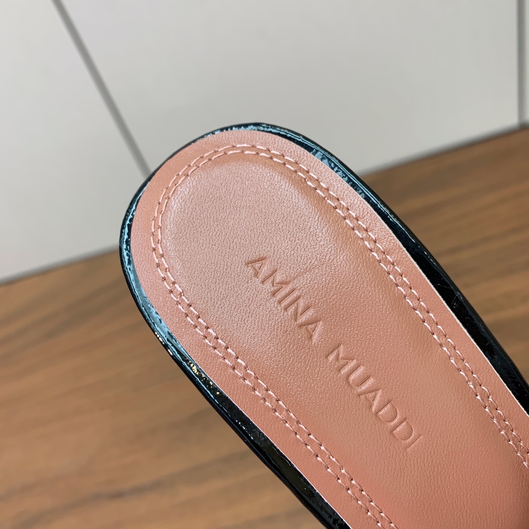 【Amina Muaddi】蝴蝶结钻扣拖鞋。优雅风格，创造不一样的感觉。仿佛穿上了春天的浪漫。鞋面真丝，