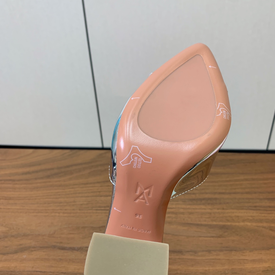 【Amina Muaddi】蝴蝶结钻扣拖鞋。优雅风格，创造不一样的感觉。仿佛穿上了春天的浪漫。鞋面真丝，