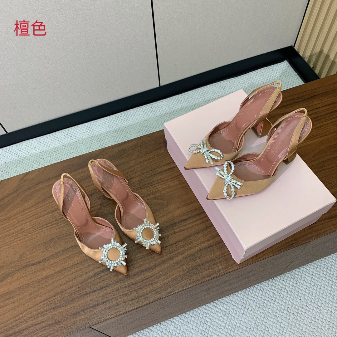 【Amina Muaddi】 钻扣后空单鞋。鞋面真丝细腻柔美，仿佛穿上了春天的浪漫。羊皮垫脚，注塑真皮大