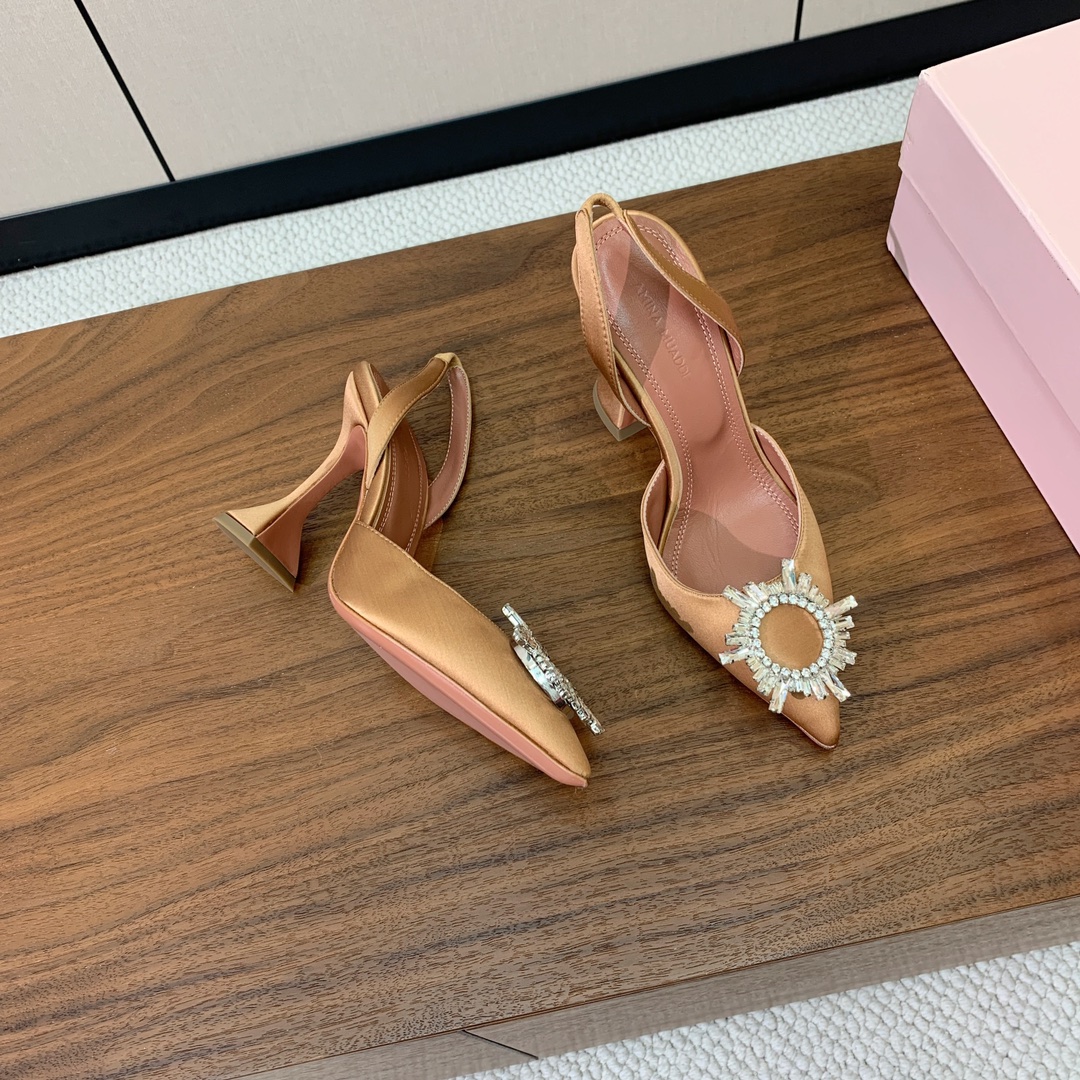 【Amina Muaddi】 钻扣后空单鞋。鞋面真丝细腻柔美，仿佛穿上了春天的浪漫。羊皮垫脚，注塑真皮大