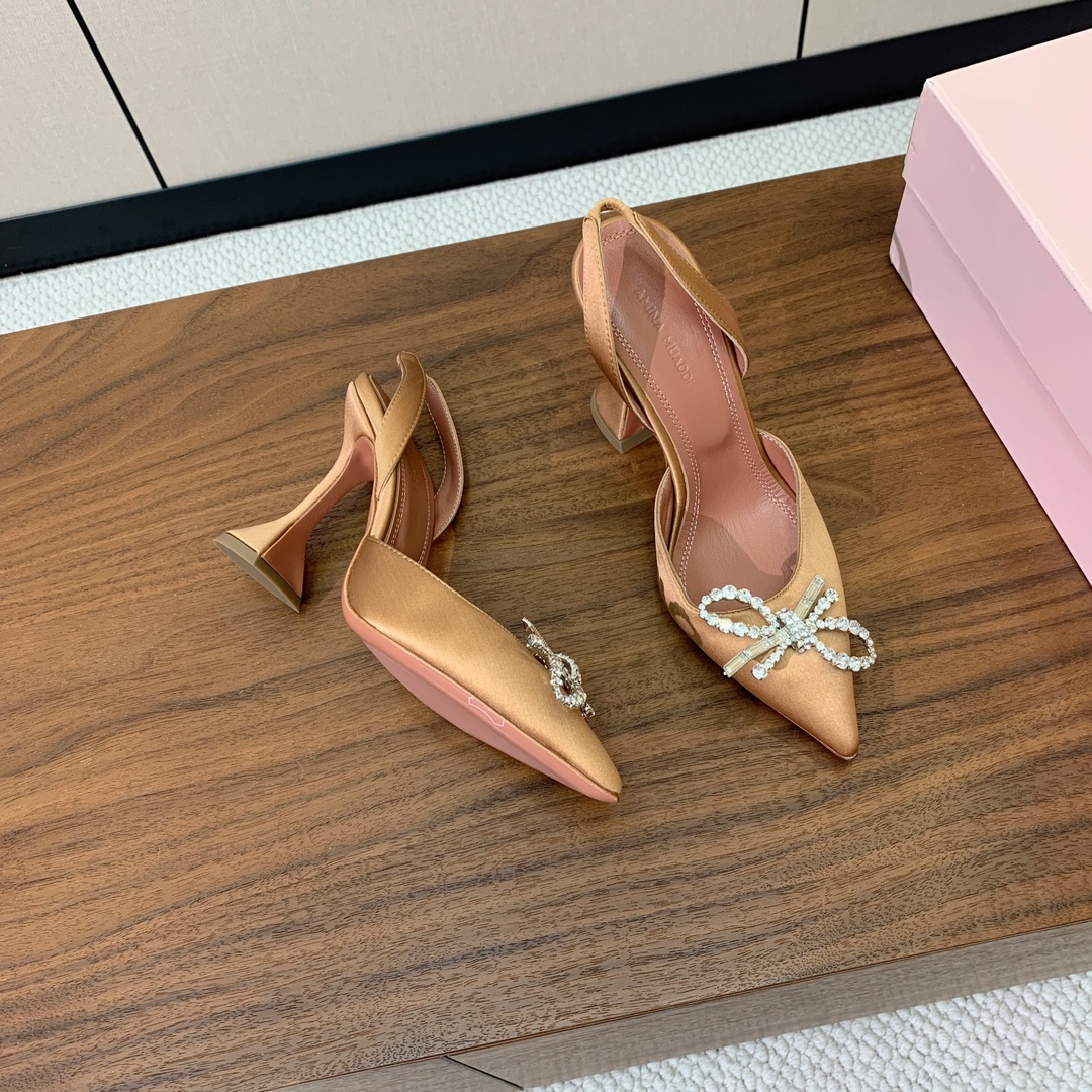【Amina Muaddi】 钻扣后空单鞋。鞋面真丝细腻柔美，仿佛穿上了春天的浪漫。羊皮垫脚，注塑真皮大