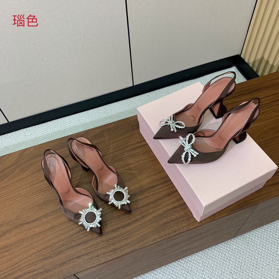 【Amina Muaddi】 钻扣后空单鞋。鞋面真丝细腻柔美，仿佛穿上了春天的浪漫。羊皮垫脚，注塑真皮大